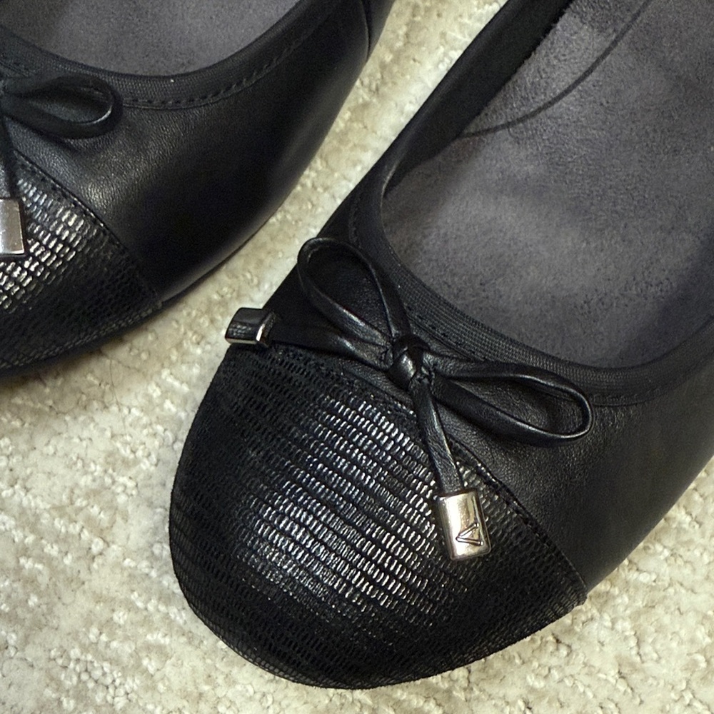 Vionic Black Textured Toe Flats - image 2